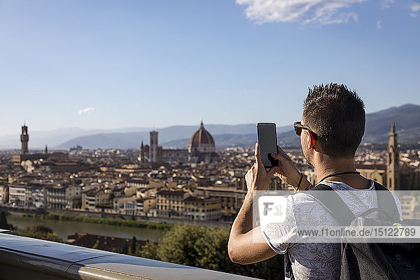 Mann macht ein Foto von Florenz mit seinem Smartphone  Florenz  Italien