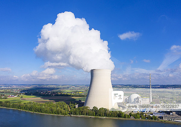 Kernkraftwerk Isar  Stausee Niederaichbach  bei Landshut  Bayern  Deutschland  Drohnenschuss