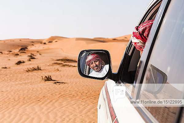 Beduine beim Blick in den Autospiegel  Sultanat Oman  Wahiba Sands