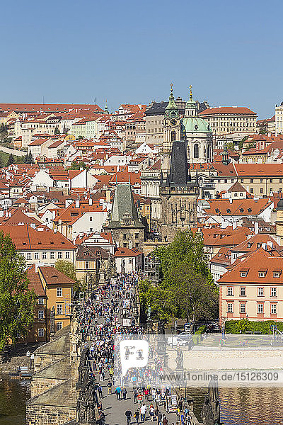 Blick vom Altstädter Brückenturm über die Karlsbrücke und den Stadtteil Mala Strana  Prag  Böhmen  Tschechische Republik  Europa
