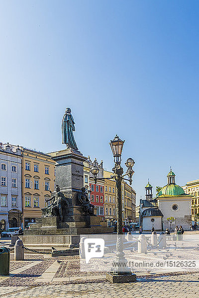 Das Adam-Mickiewicz-Denkmal auf dem Hauptplatz in der mittelalterlichen Altstadt  UNESCO-Weltkulturerbe  Krakau  Polen  Europa