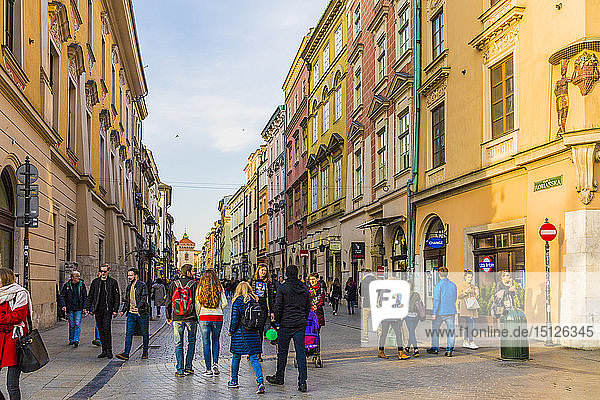 Eine Straßenszene in der mittelalterlichen Altstadt  UNESCO-Weltkulturerbe  Krakau  Polen  Europa