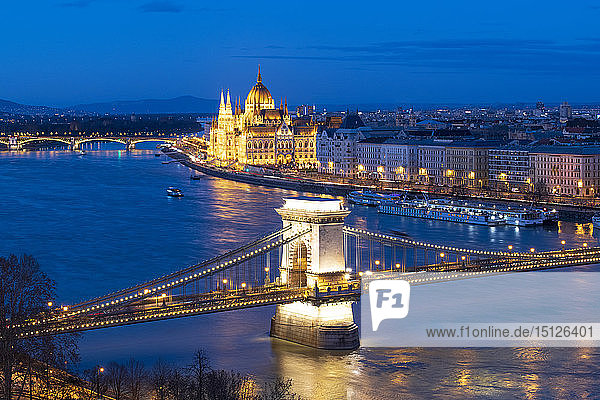 Blick über die Donau mit Kettenbrücke und Parlament  UNESCO-Weltkulturerbe  Budapest  Ungarn  Europa