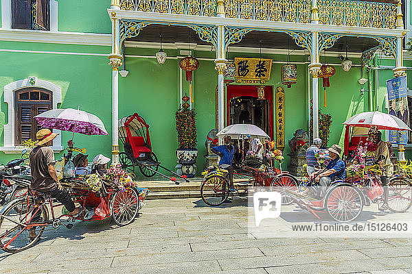 Tourists outside the Pinang Peranakan Mansion  George Town  Penang Island  Malaysia  Southeast Asia  Asia