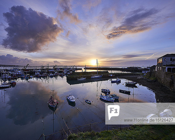 Frühlingssonnenaufgang über dem Hafen des Fischerhafens von Newlyn  Cornwall  England  Vereinigtes Königreich  Europa