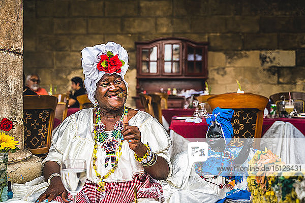 Kubanische Frau posiert für Fotos und raucht eine große kubanische Zigarre in La Habana  (Havanna)  Kuba  Westindien  Karibik  Mittelamerika
