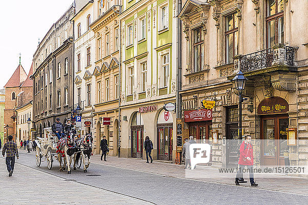 Eine Pferdekutsche in der mittelalterlichen Altstadt  UNESCO-Weltkulturerbe  Krakau  Polen  Europa