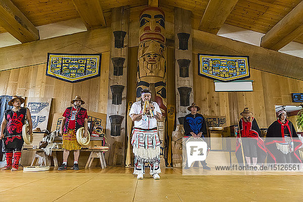 Eingeborene Tänzer in traditionellen Haida-Tanzklamotten  Old Masset  Haida Gwaii  British Columbia  Kanada  Nordamerika