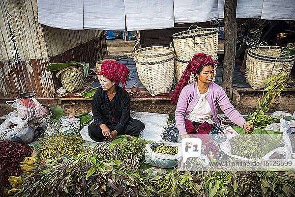 Market stall owned by Pa-O tribe  Ywama Market  Inle Lake  Shan State  Myanmar (Burma)  Asia