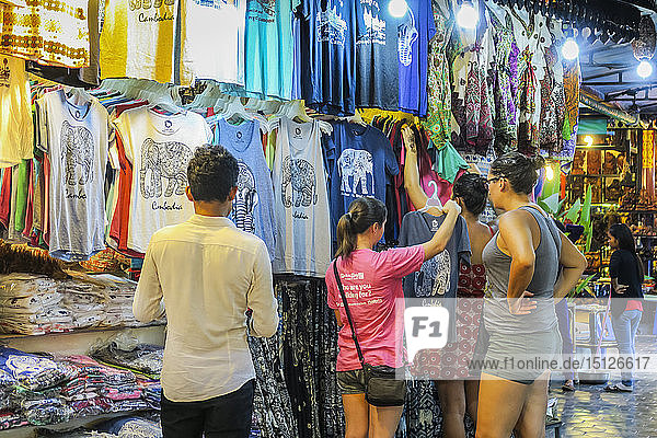 Touristenmädchen stöbern auf dem Art Center Night Market im Zentrum der nordwestlichen Touristenstadt Siem Reap  Kambodscha  Indochina  Südostasien  Asien  in Souvenirkleidung