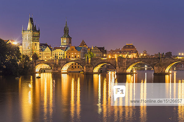 Prager Karlsbrücke  Altstädter Brückenturm und Moldau bei Nacht  UNESCO-Weltkulturerbe  Prag  Tschechische Republik  Europa