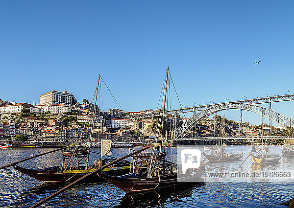 Traditionelle Boote am Ufer des Douro in Vila Nova de Gaia  im Hintergrund die Brücke Dom Luis I  UNESCO-Weltkulturerbe  Porto  Portugal  Europa