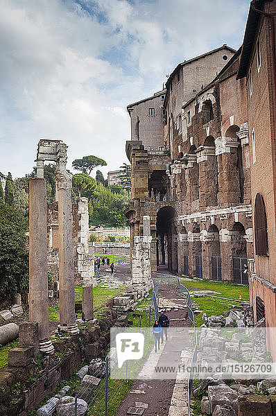 Marcellus-Theater rechts  Ruinen des Apollo-Tempels Sosiano  UNESCO-Weltkulturerbe  Rom  Latium  Italien  Europa