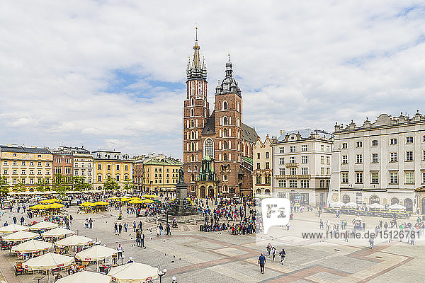 Ein Blick von oben auf die Marienbasilika in der mittelalterlichen Altstadt  UNESCO-Weltkulturerbe  in Krakau  Polen  Europa