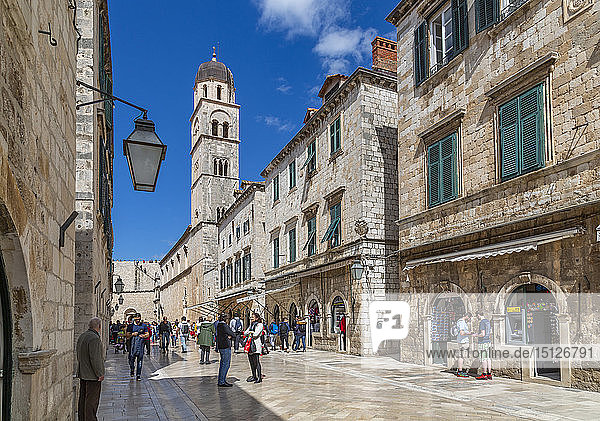 Besucher auf dem Stradun und Franziskanerkirche und Kloster  Altstadt von Dubrovnik  UNESCO-Weltkulturerbe  Dubrovnik  Dalmatien  Kroatien  Europa