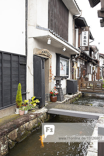 Traditionelle alte japanische Häuser in der White Walled Storehouse Street entlang des mit Karpfen gefüllten Setogawa-Kanals in Hida Furukawa  Präfektur Gifu  Honshu  Japan  Asien