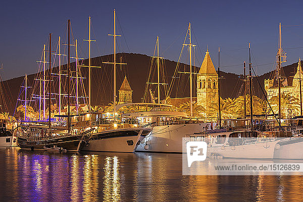 Hafen am Meer in der Altstadt (Stari Grad) von Trogir  UNESCO-Weltkulturerbe  Dalmatien  Kroatien  Europa