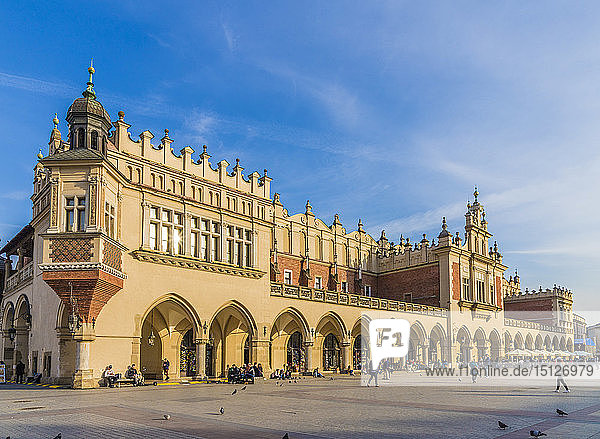 Tuchhalle auf dem Hauptplatz  Rynek Glowny  in der mittelalterlichen Altstadt  UNESCO-Weltkulturerbe  Krakau  Polen  Europa