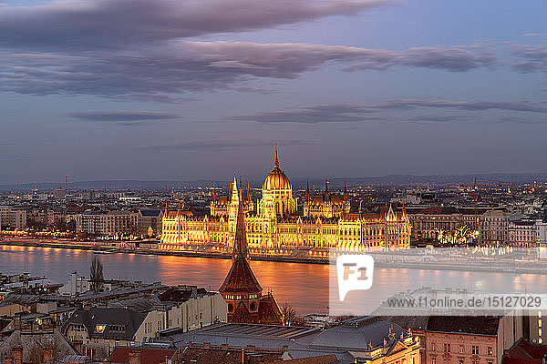 Das ungarische Parlament und die Donau bei Nacht  UNESCO-Weltkulturerbe  Budapest  Ungarn  Europa