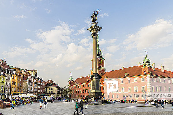 Sigismundsäule und Königsschloss auf dem Platz des Königsschlosses in der Altstadt  UNESCO-Weltkulturerbe  Warschau  Polen  Europa