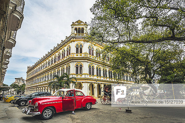 Oldtimer-Taxi neben der Escuela National de Ballet in La Habana (Havanna)  Kuba  Westindien  Karibik  Mittelamerika geparkt