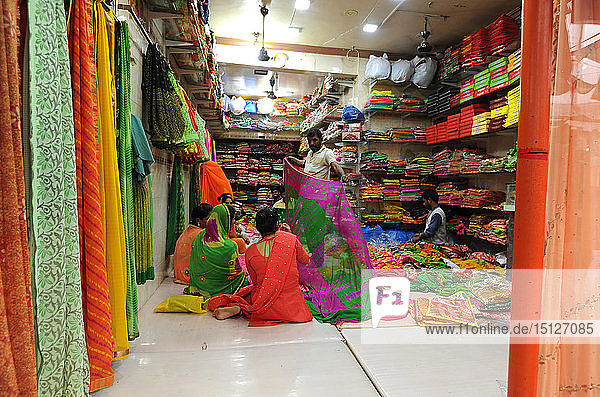 Frauen kaufen ihre neuen Saris für die Diwali-Feierlichkeiten  Mandvi  Gujarat  Indien  Asien