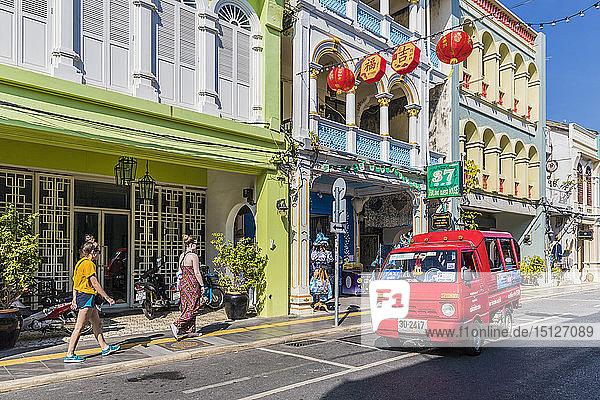Ein Tuk-Tuk-Taxi und sino-portugiesische Architektur in der Altstadt von Phuket  Phuket  Thailand  Südostasien  Asien