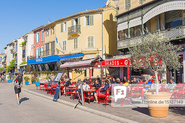 Café im Hafen von Cassis  Cassis  Bouches du Rhone  Provence  Provence-Alpes-Cote d'Azur  Côte d'Azur  Frankreich  Europa