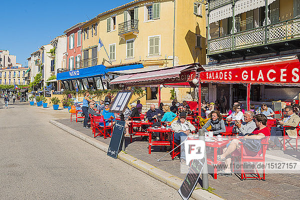Café im Hafen von Cassis  Cassis  Bouches du Rhone  Provence  Provence-Alpes-Cote d'Azur  Côte d'Azur  Frankreich  Europa