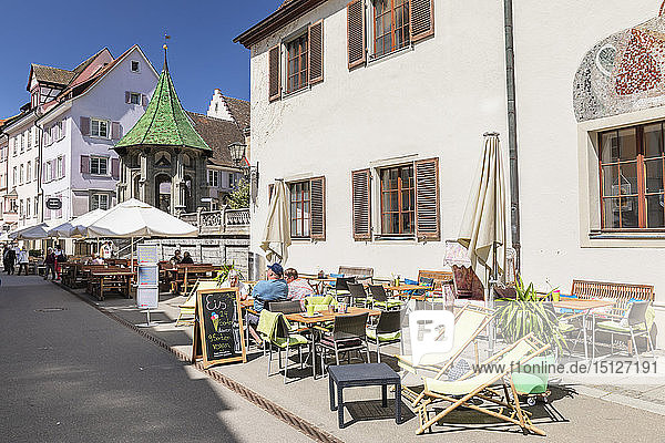 Straßencafé in der Fußgängerzone Münsterstraße  im Hintergrund die Oelbergkapelle  Uberlingen  Bodensee  Baden-Württemberg  Deutschland  Europa