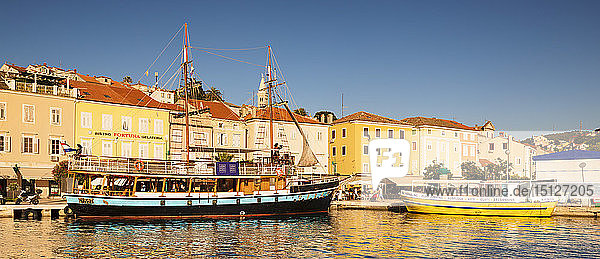 Hafen und Altstadt bei Sonnenuntergang  Mali Losinj  Insel Cres  Kvarner-Golf  Kroatien  Europa