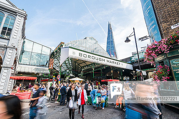 Borough Market mit geschäftigen Einkäufern  Southwark  London Bridge  London  England  Vereinigtes Königreich  Europa