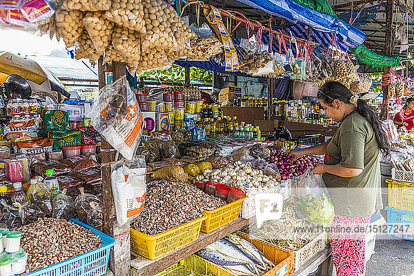 Ein bunter Stand auf dem 24-Stunden-Markt für frische Lebensmittel in Phuket Town  Phuket  Thailand  Südostasien  Asien