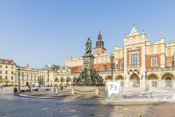 Adam-Mickiewicz-Denkmal und Tuchhalle auf dem Hauptplatz in der mittelalterlichen Altstadt  UNESCO-Weltkulturerbe  Krakau  Polen  Europa