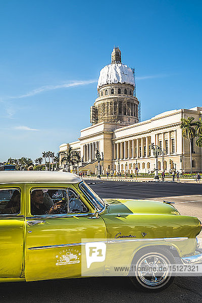 Ein grünes amerikanisches Auto vor El Capitolio in Havanna  La Habana  Kuba  Westindien  Karibik  Mittelamerika