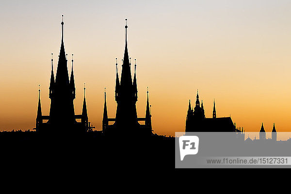 Silhouetten der Muttergottes vor der Tyn-Kirche und des Veitsdoms bei Sonnenuntergang  UNESCO-Weltkulturerbe  Prag  Böhmen  Tschechische Republik  Europa