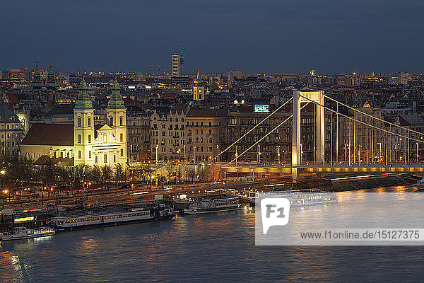 Elisabethbrücke über die Donau und Stadtansicht bei Nacht  UNESCO-Weltkulturerbe  Budapest  Ungarn  Europa