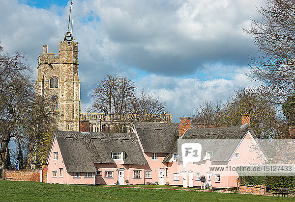 Der Dorfanger in Cavendish mit dem mittelalterlichen Kirchturm von St. Mary und den traditionellen rosa reetgedeckten Häusern  Cavendish  Suffolk  England  Vereinigtes Königreich  Europa