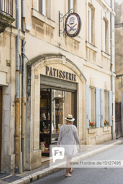 Frau geht durch Martigues  Bouches du Rhone  Provence  Provence-Alpes-Cote d'Azur  Frankreich  Europa