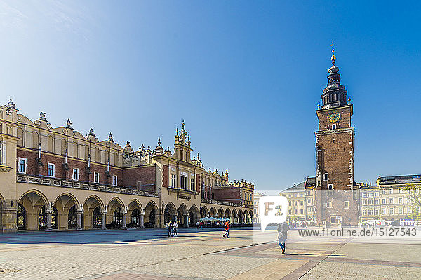Tuchhalle und Rathausturm auf dem Hauptplatz in der mittelalterlichen Altstadt  UNESCO-Weltkulturerbe  Krakau  Polen  Europa