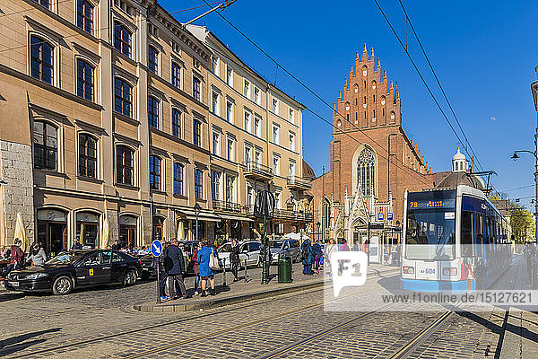 Eine Straßenbahn vor der Dominikanerkirche in der mittelalterlichen Altstadt  UNESCO-Weltkulturerbe  in Krakau  Polen  Europa