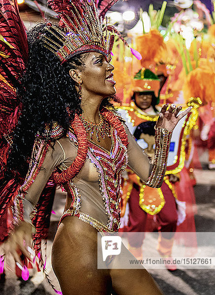 Sambatänzerin bei der Karnevalsparade in Rio de Janeiro  Brasilien  Südamerika