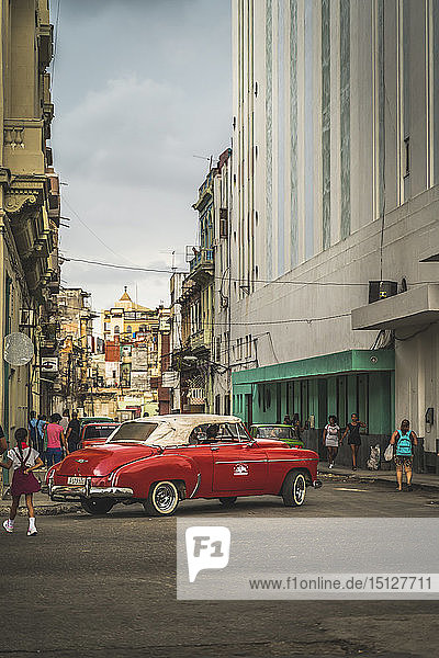 Roter Oldtimer in den Straßen von La Habana (Havanna)  Kuba  Westindien  Karibik  Mittelamerika