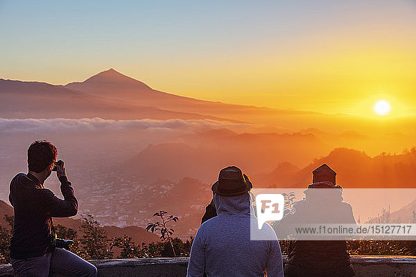 Pico del Teide  3718m  der höchste Berg Spaniens  bei Sonnenuntergang  Teide-Nationalpark  UNESCO-Weltkulturerbe  Teneriffa  Kanarische Inseln  Spanien  Atlantik  Europa