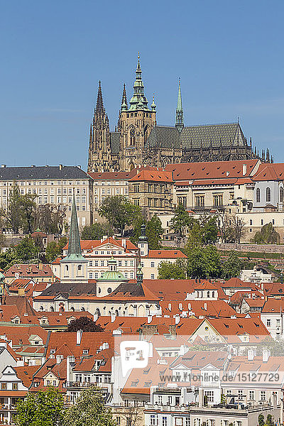 Veitsdom  Prager Burg und Kleinseite vom Ufer der Moldau aus gesehen  UNESCO-Weltkulturerbe  Prag  Böhmen  Tschechische Republik  Europa