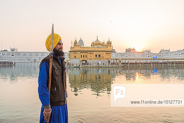 Wache am Goldenen Tempel  Amritsar  Punjab  Indien  Asien