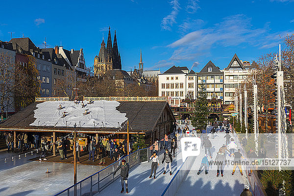 Schlittschuhlaufen  Kölner Weihnachtsmarkt  Köln  Nordrhein-Westfalen  Deutschland  Europa