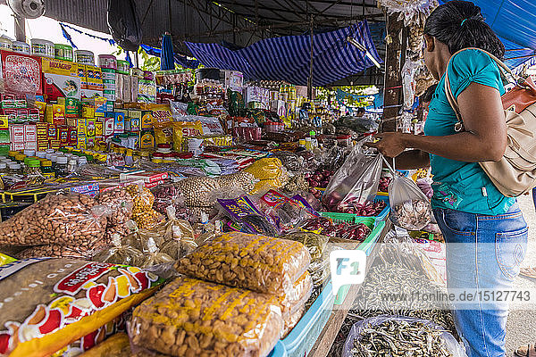 Ein bunter Stand auf dem 24-Stunden-Markt in Phuket Town  Phuket  Thailand  Südostasien  Asien