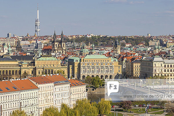 Blick von der Prager Burg auf die Altstadt  UNESCO-Weltkulturerbe  Prag  Böhmen  Tschechische Republik  Europa