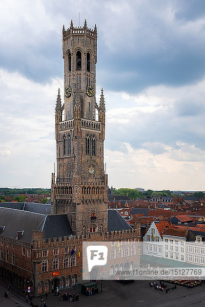 Der Glockenturm aus dem 13. Jahrhundert auf dem Markt  UNESCO-Weltkulturerbe  Brügge  Westflandern  Belgien  Europa